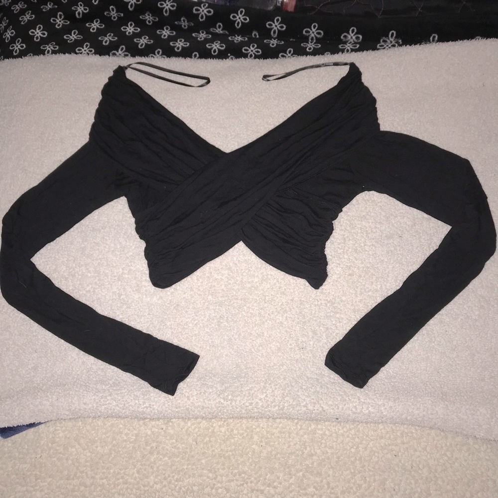 Black crossed crop top-long sleeved